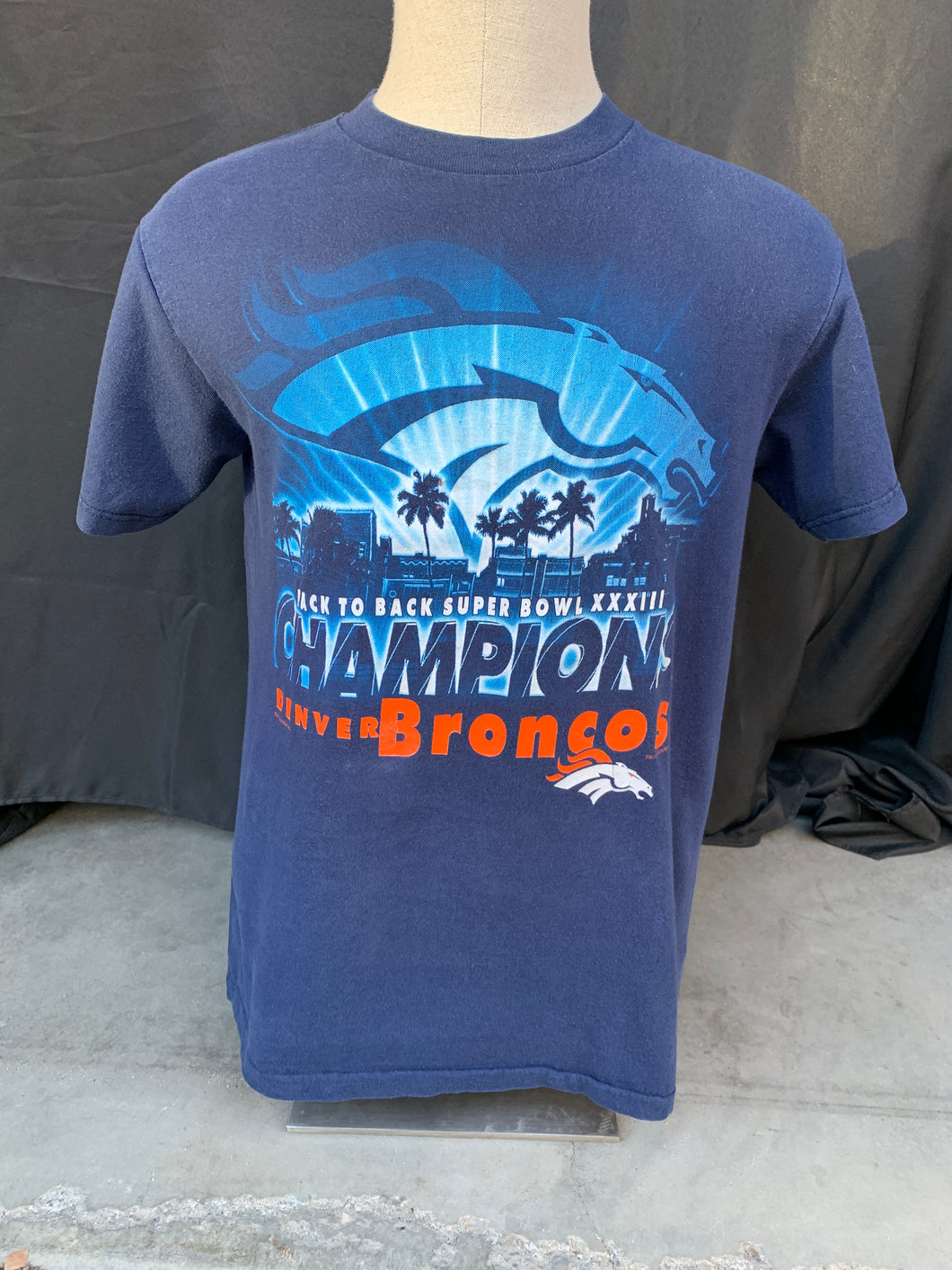 Denver Broncos Back To Back Super Bowl Champions XXXII tee size Medium!