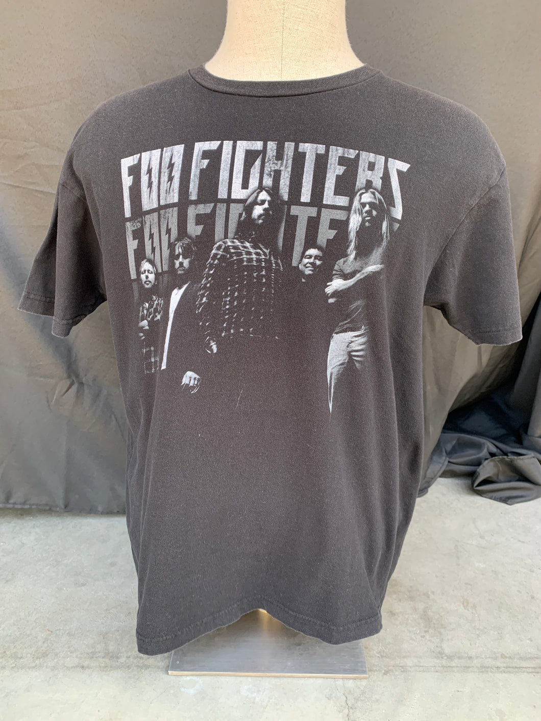 Foo fighters 2011 tour tee size Large!