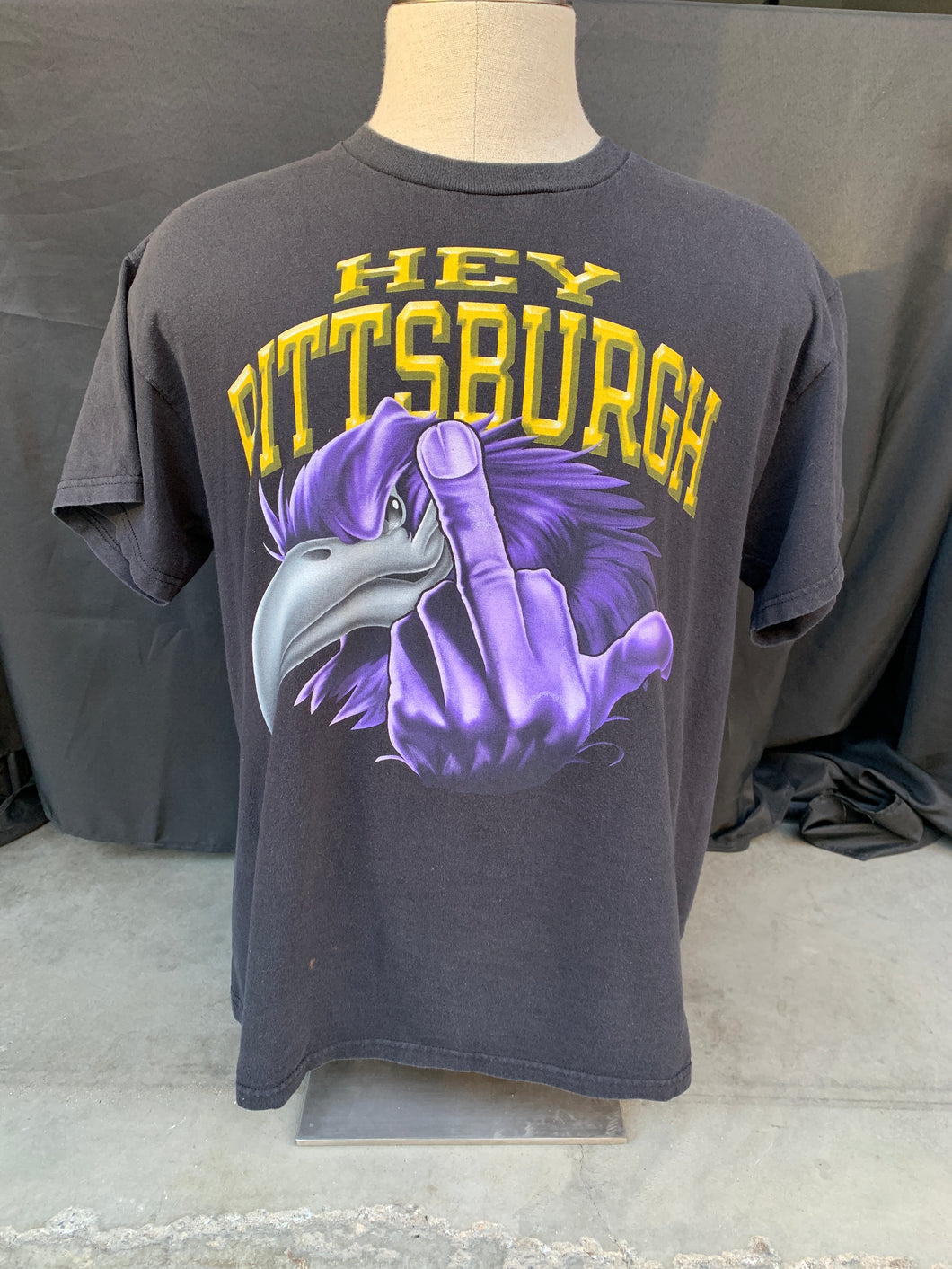 Hey Pittsburgh Middle Finger tee size Large!